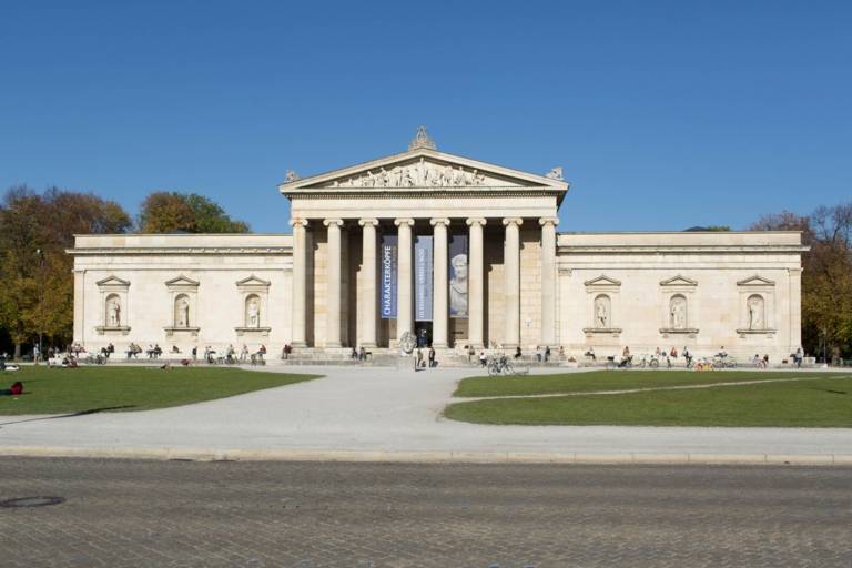 Glyptothek en la Königsplatz de Múnich durante el otoño.