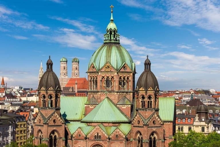 Tours de l'église Saint-Luc de Munich photographiées depuis le ciel.