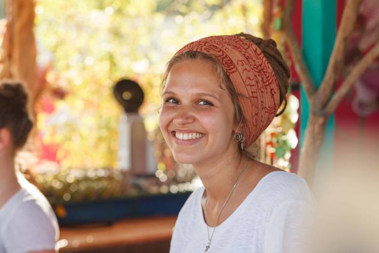 Ritratto di una giovane donna con un foulard tra i capelli al Tollwood Festival di Monaco.