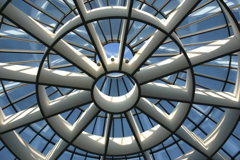 Il tetto di vetro della cupola luminosa nella rotonda della Pinakothek der Moderne di Monaco di Baviera.