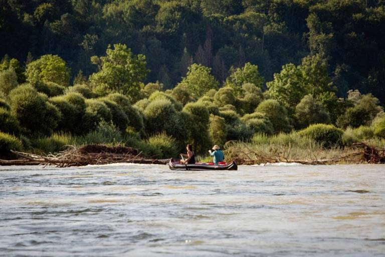 A woman and a man in a canoe on the Isar River.