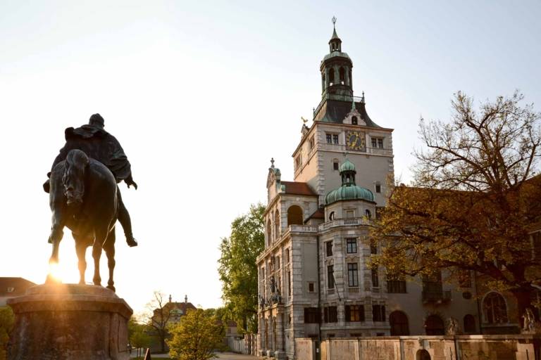 La statue équestre devant le Musée national bavarois de Munich en début de soirée.