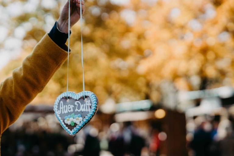 Un corazón de pan de jengibre con las palabras "Auer Dult"