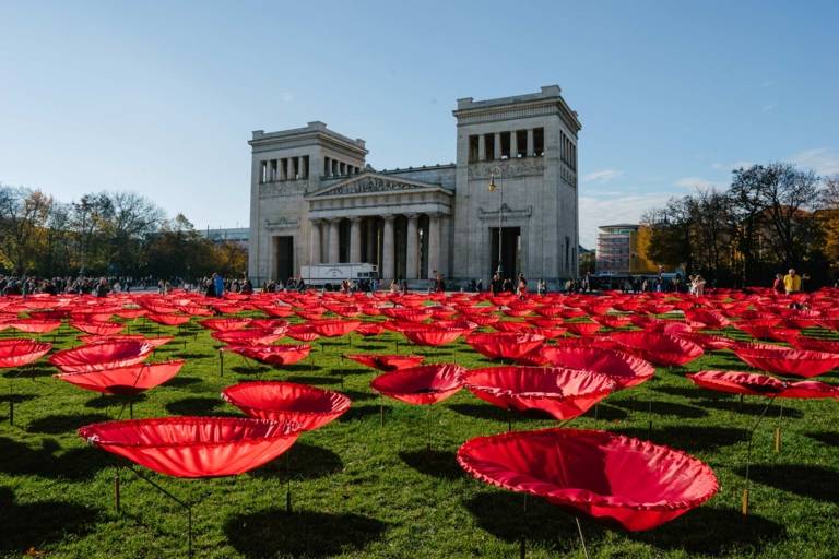 Action art: more than 3000 oversized poppies at Königsplatz in Munich