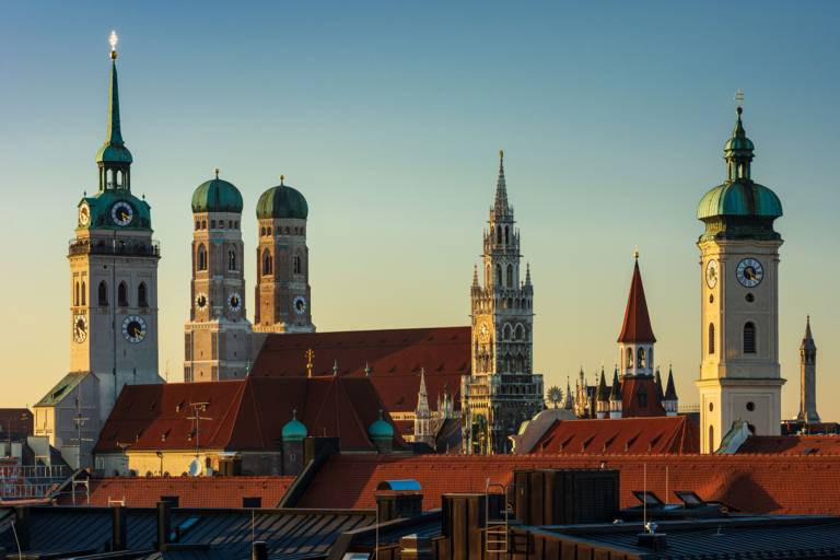 Alter Peter, Frauenkirche et Neues Rathaus : la ligne d'horizon de Munich dans la lumière du soir.