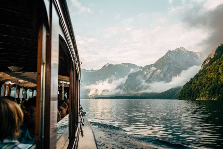 Gita in barca sul Königssee con panorama alpino nei dintorni di Monaco.