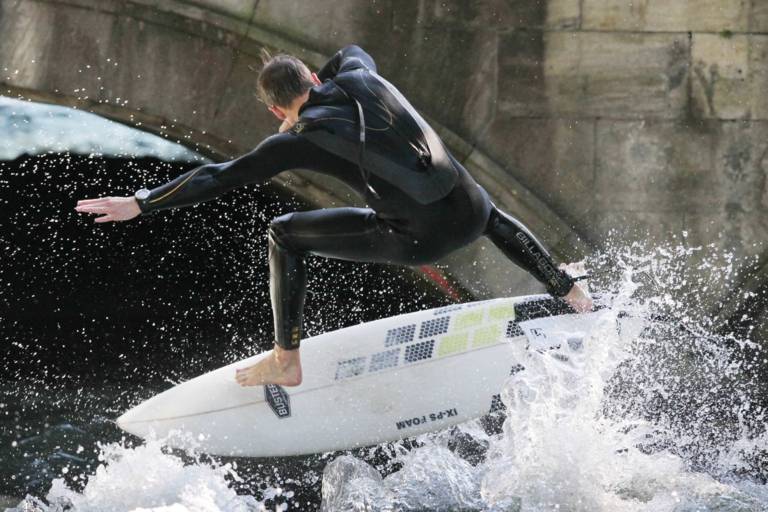 Surfer na Eisbach w Englischer Garten w Monachium.