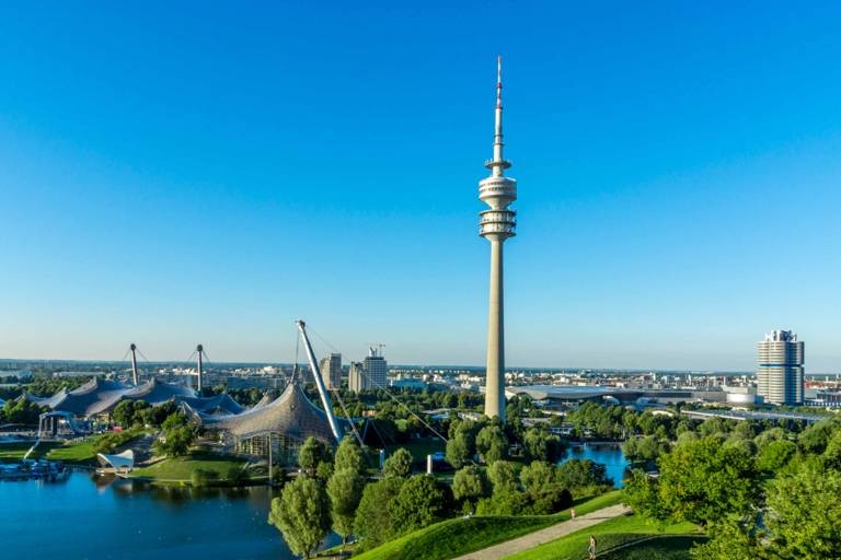 Le Parc Olympique avec le lac olympique et la tour olympique à Munich.