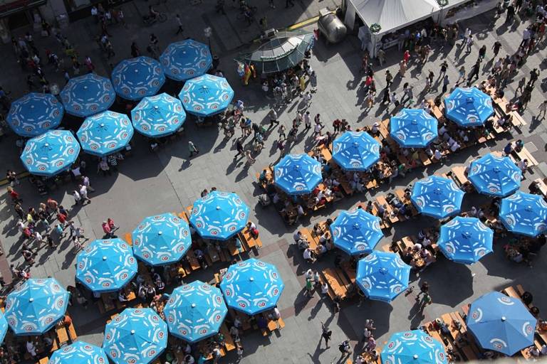 Ombrelloni sulla Marienplatz a Monaco di Baviera fotografati dall'alto.