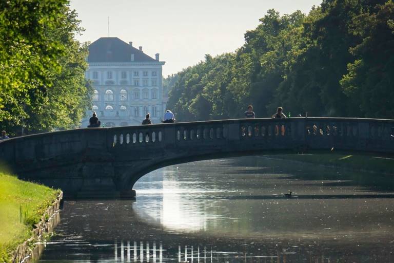 Vue du château de Nymphenburg à travers le canal et son pont.