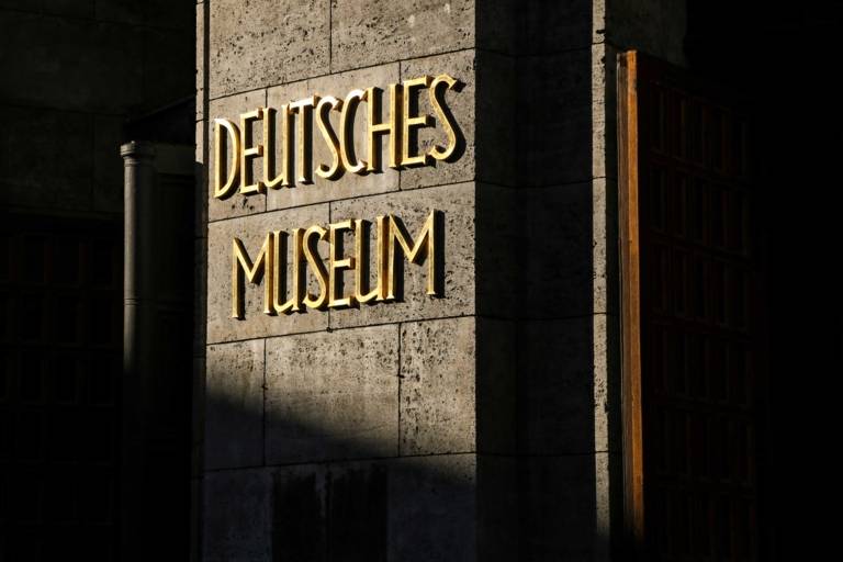 Le panneau à l'entrée du Deutsches Museum à Munich.