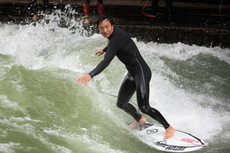 Tao Schirrmacher surfs the Eisbach wave in his wetsuit