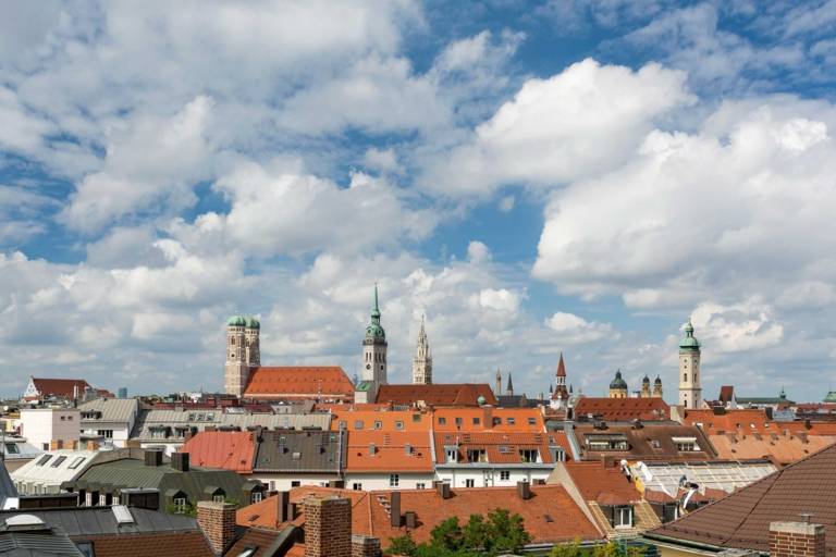 Skyline der Münchner Innenstadt mit den Türmen der Frauenkirche, des Alten Peter und des Neuen Rathauses.