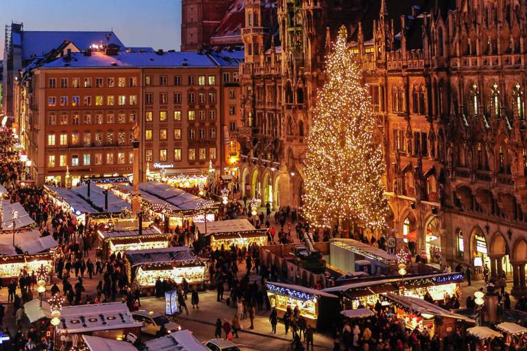 Panoramic view of the Munich Christmas market at Marienplatz.
