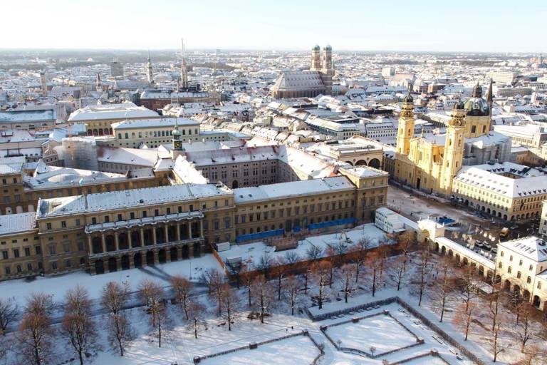 Una visión general del centro de la ciudad durante la nieve en Múnich