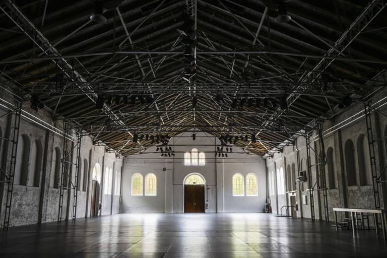 An empty industrial hall in a listed building in Munich.