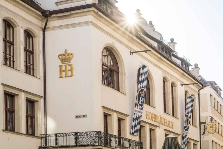 La facciata della Hofbräuhaus di Monaco di Baviera.