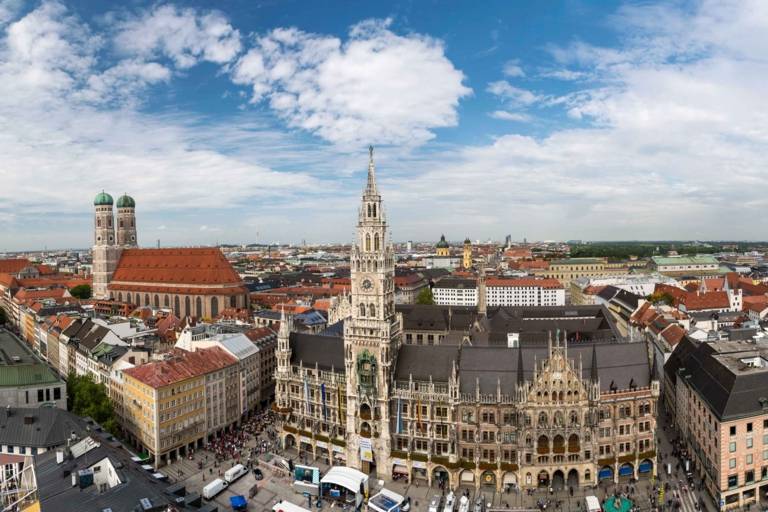 Vista panorámica del Neues Rathaus de Múnich con la Frauenkirche al fondo.