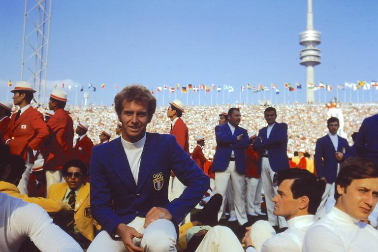 Klaus Dibiasi siede nello Stadio Olimpico di Monaco durante le Olimpiadi estive del 1972.