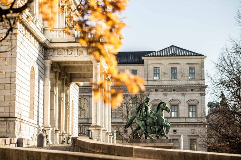 La Academia de Bellas Artes de Munich en otoño.