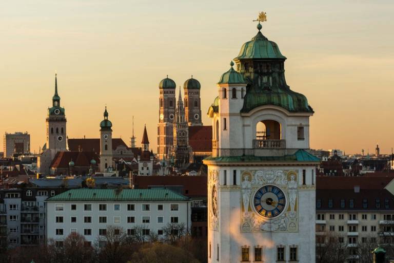 Panorama del Müllerschen Volksbad en Munich, al fondo las torres de la Frauenkirche.