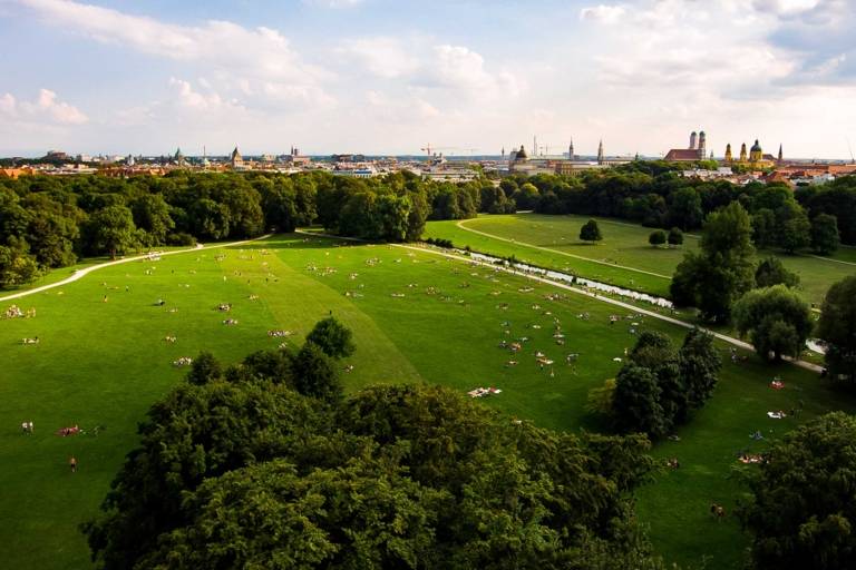 Le Englischer Garten de Munich pris d'en haut avec le drone