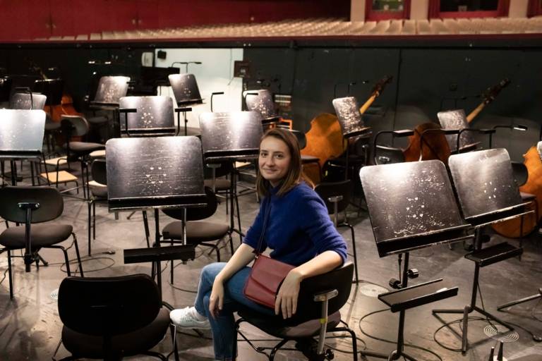 Young woman in the orchestra pit of the Staatsoper in Munich.