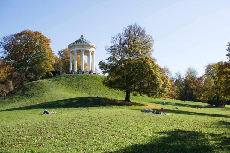 Monopteros im Englischen Garten München während des Herbstes.