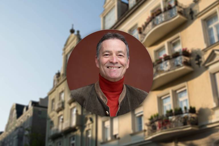 Une rue de Schwabing avec une photo d'Alexandre Kardaschenko.