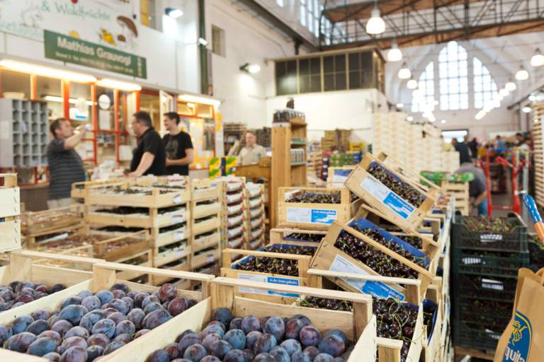 Crates full of fresh fruit at the Großmarkthalle in Munich.