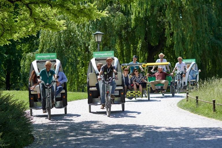 Plusieurs rickshaws avec des invités dans le Jardin Anglais.